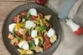 INSALATA CON PEPERONI, POMODORINI, OLIVE MOZZARELLA