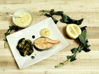 salmone e broccoli al vapore con salsa al cedro