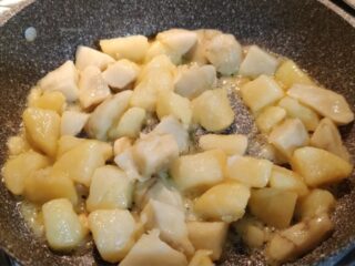 Topinambur e patate in padella