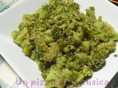 Broccoli saltati con acciughe e pangrattato