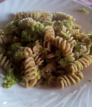 Pasta integrale broccoli acciughe e olive