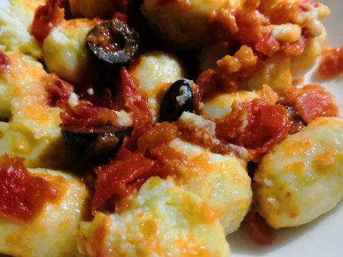Gnocchi di ricotta e patate con pomodoro e olive
