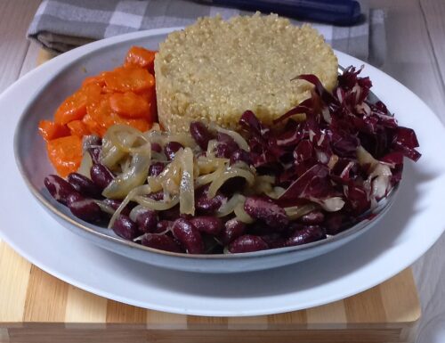 Piatto unico con quinoa, legumi e verdure miste