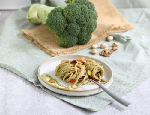 Spaghetti con crema di broccoli e pistacchi