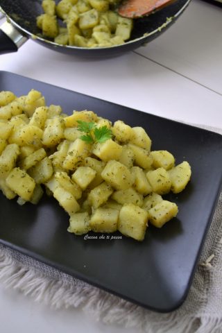 patate aromatiche in padella ricetta (16)