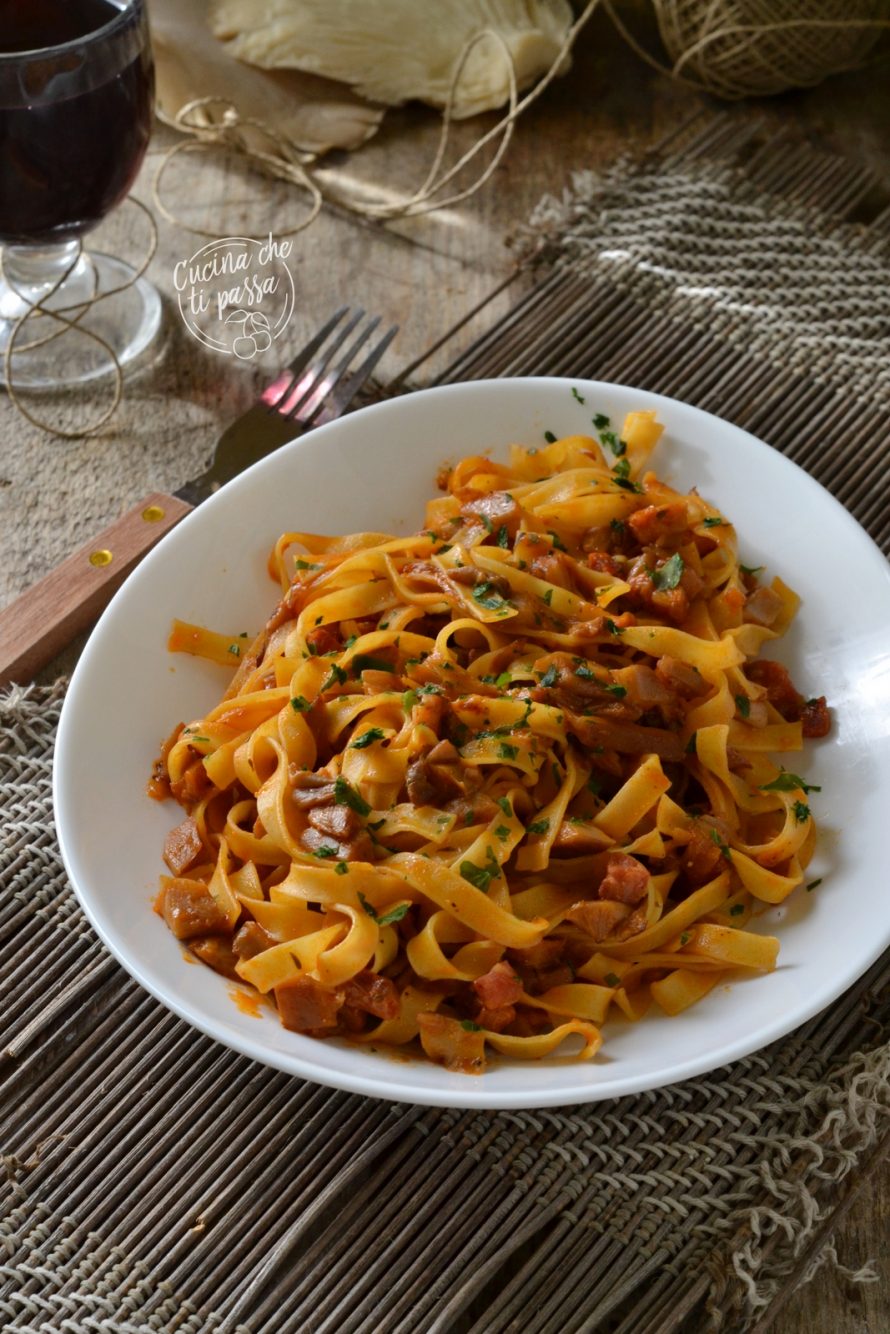 Pasta con ragù ai funghi