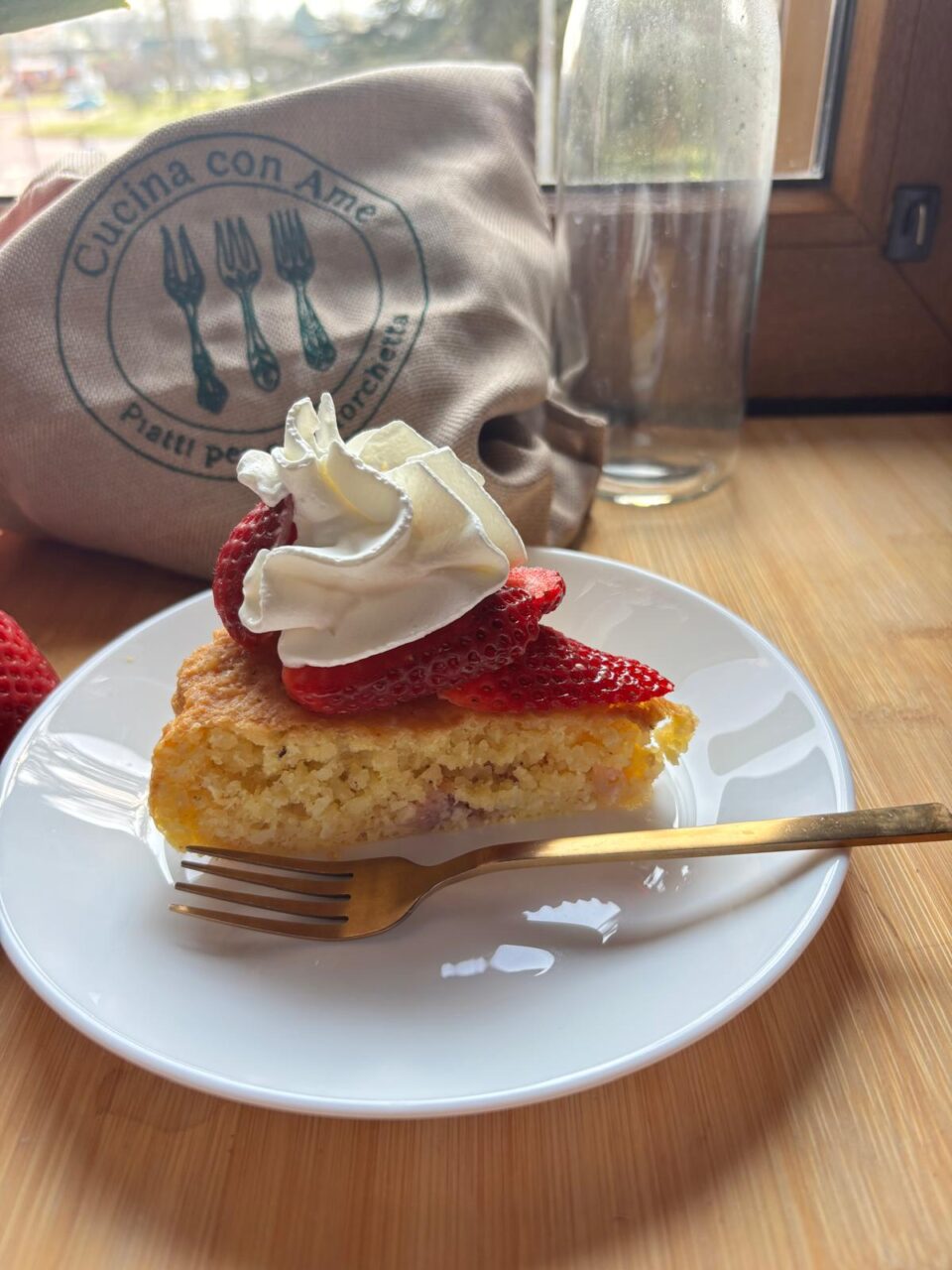Torta fragole e mandorle senza farina (anche versione senza zucchero) + panna