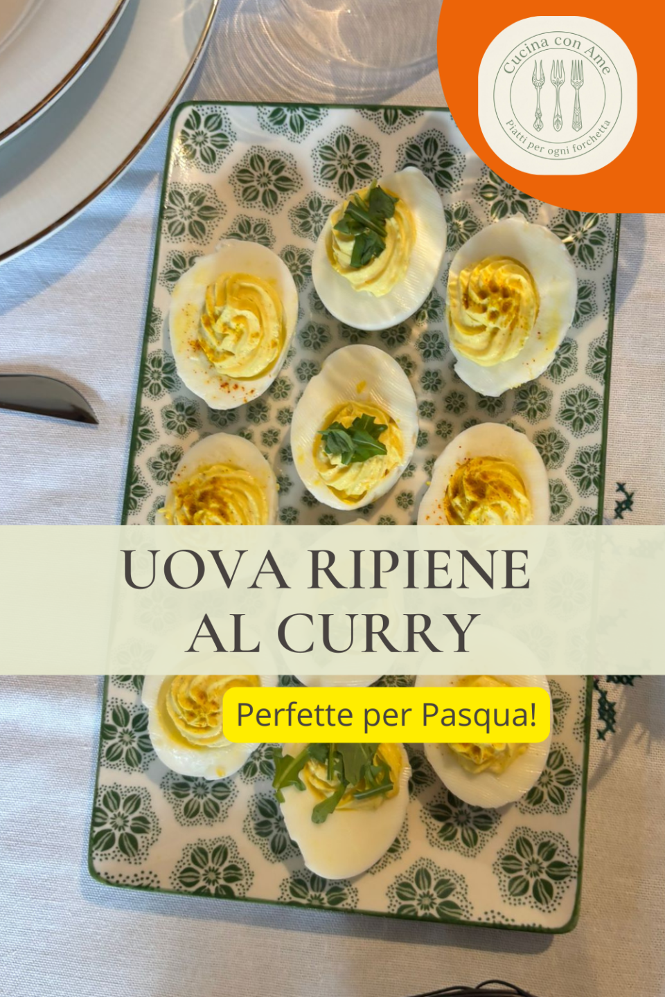 Uova ripiene al curry cremose con decorazione di rucola su piatto primaverile