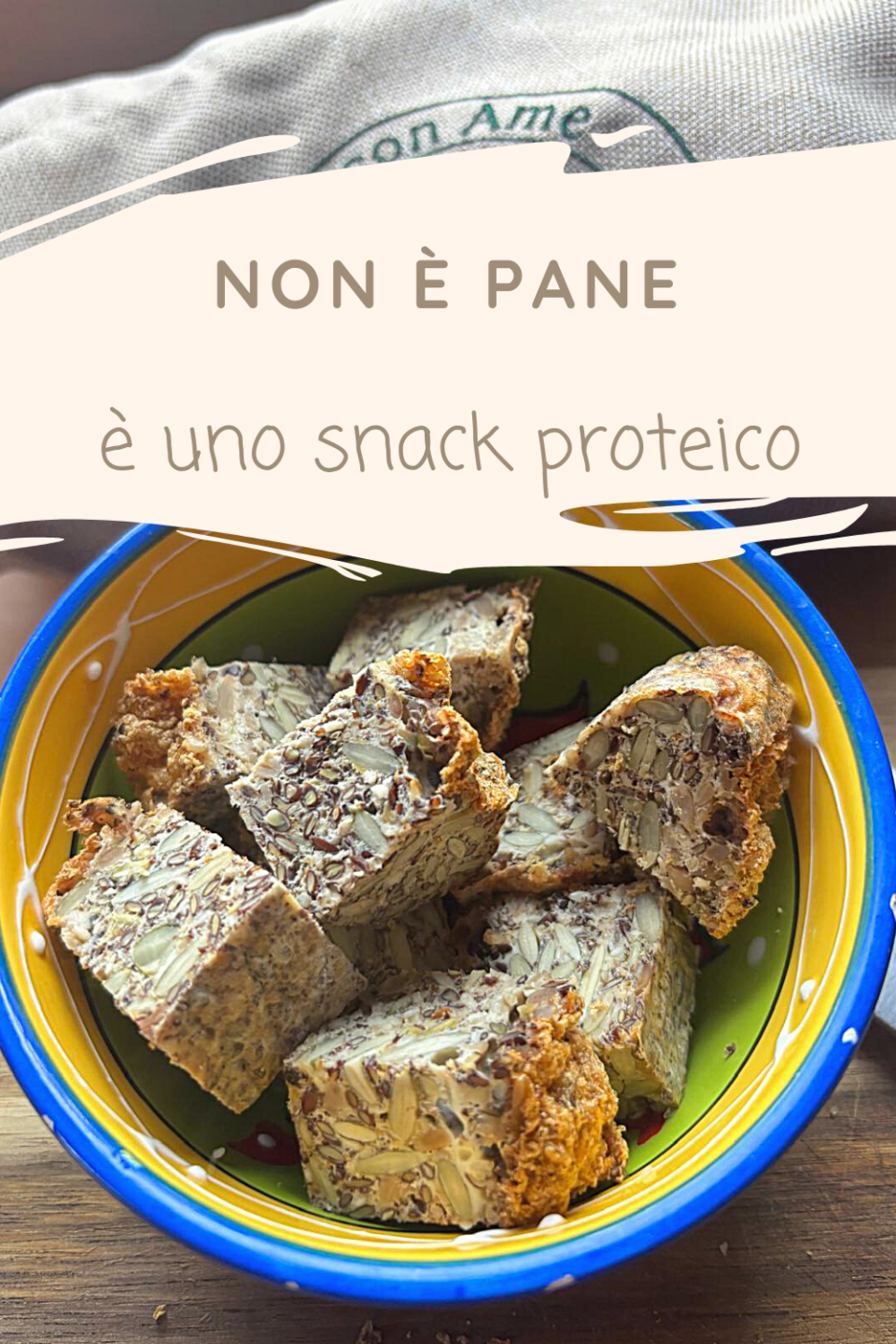 Quadrotti croccanti di snack proteico cheto con semi di lino, sesamo e mandorle, pronti da servire per un aperitivo sano