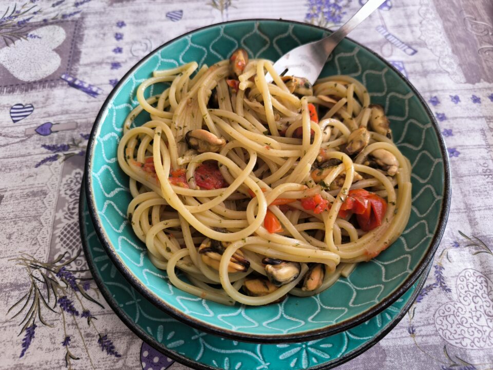 Spaghetti al sugo di cozze / Cucina per caso con Amelia