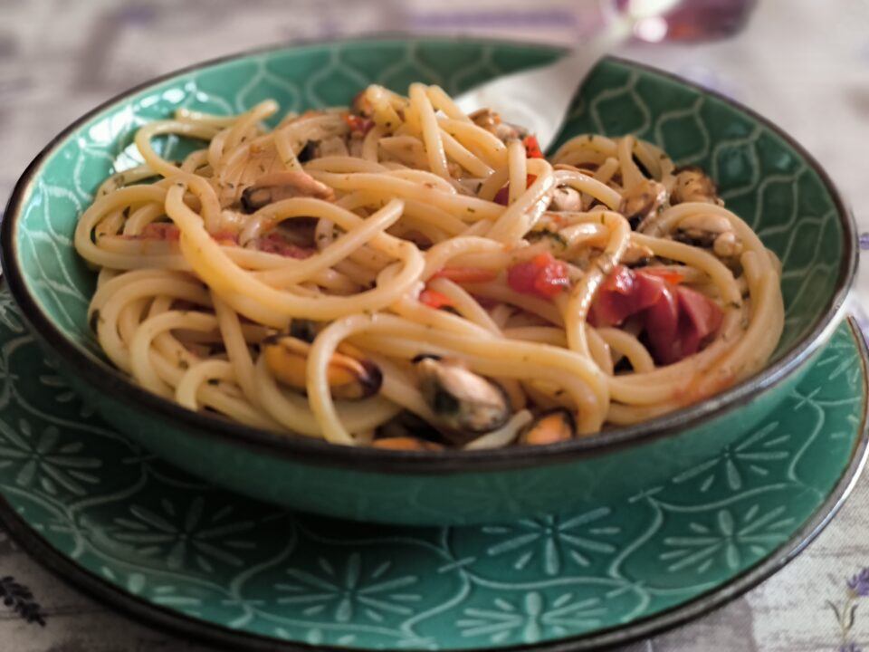 Spaghetti al sugo di cozze / Cucina per caso con Amelia