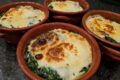 Spinaci, uova e formaggio su letto di purea di patate