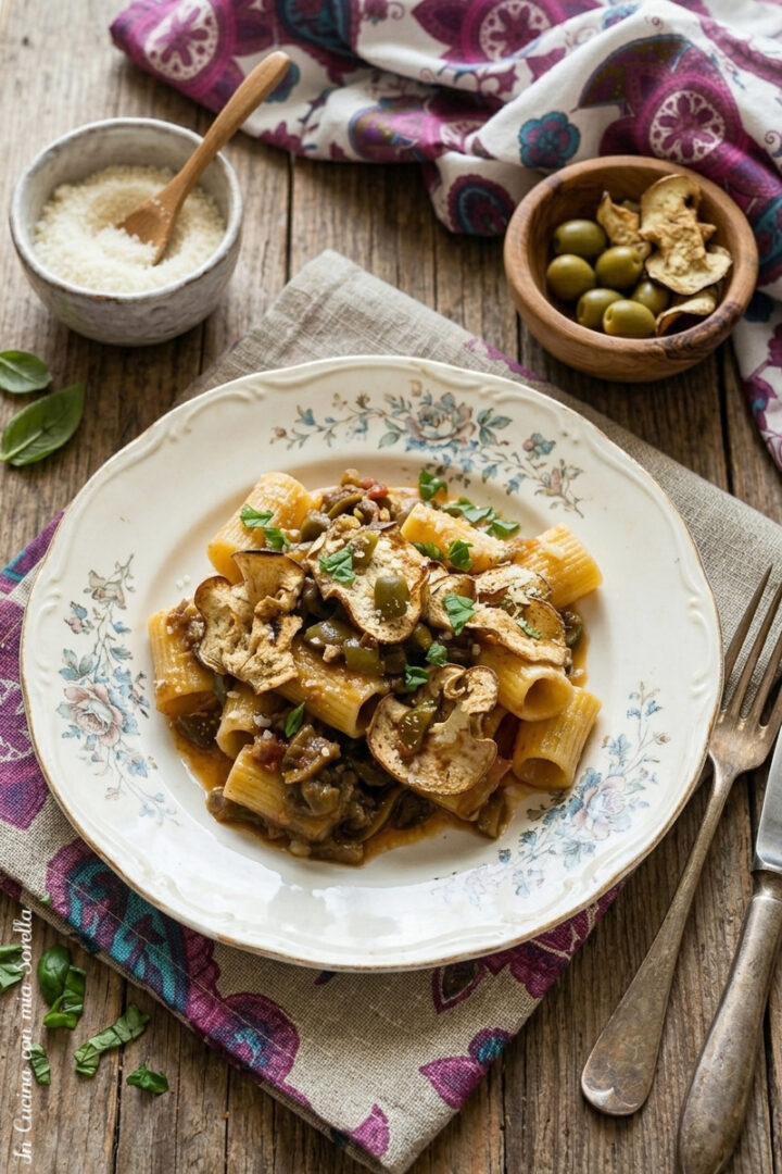 Pasta con melanzane bianche e olive verdi