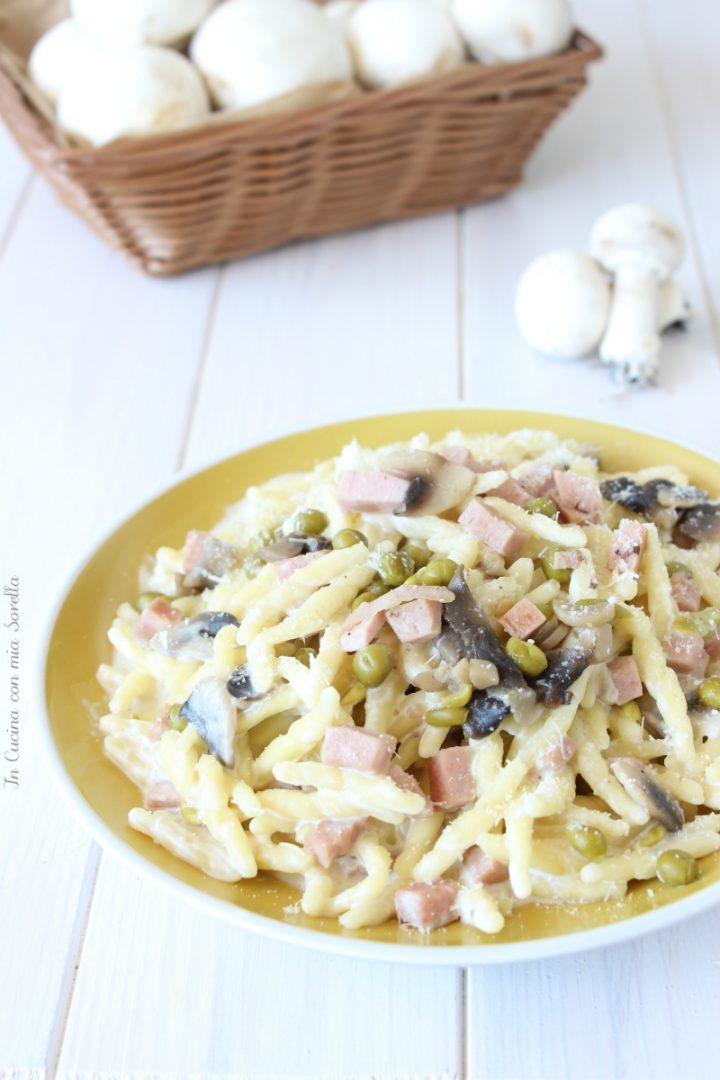 Trofie panna prosciutto piselli e funghi