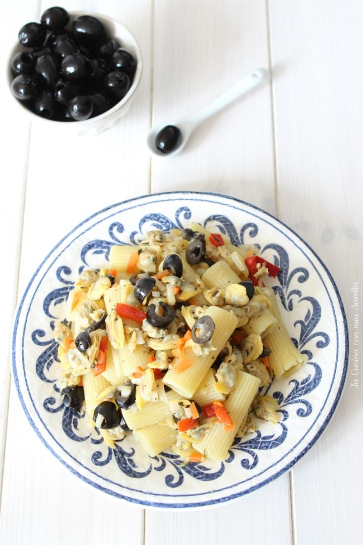 Insalata di pasta con vongole e olive