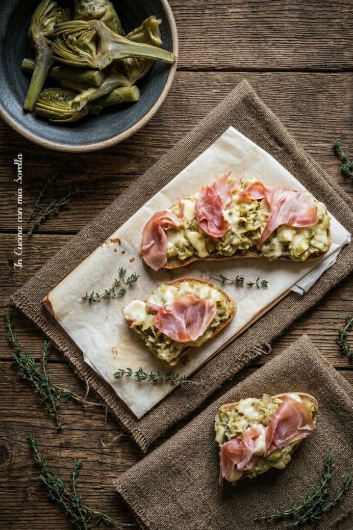 Crostini con carciofi e prosciutto