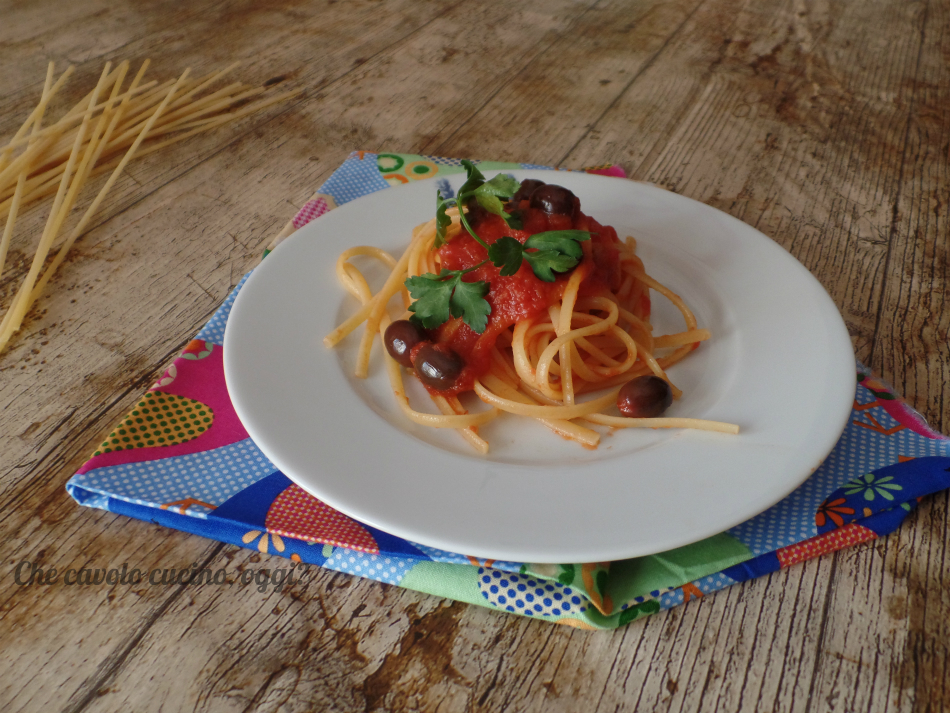 Pasta con olive e capperi: un primo piatto vegetariano, veloce ed anche economico
