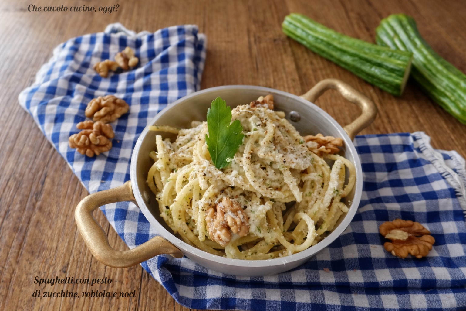 Spaghetti con pesto di zucchine robiola e noci cremosi