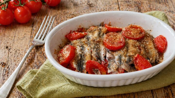 Alici gratinate con pomodori cotte al forno con pangrattato