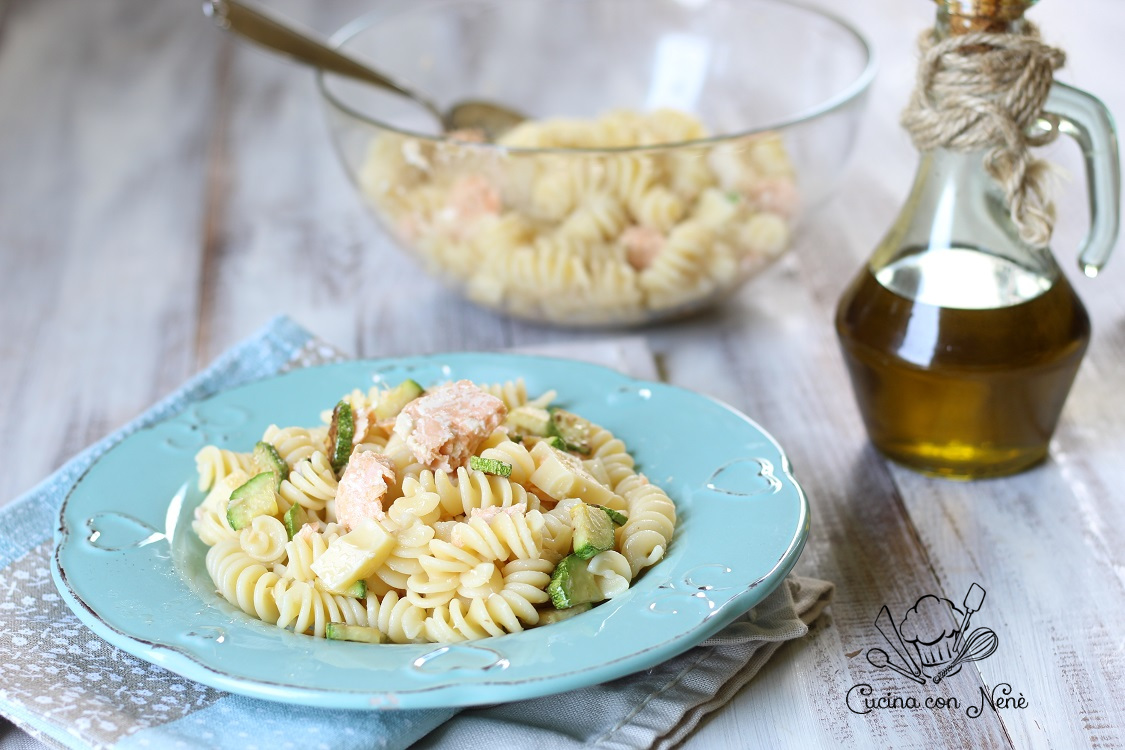 Pasta fredda con salmone e zucchine