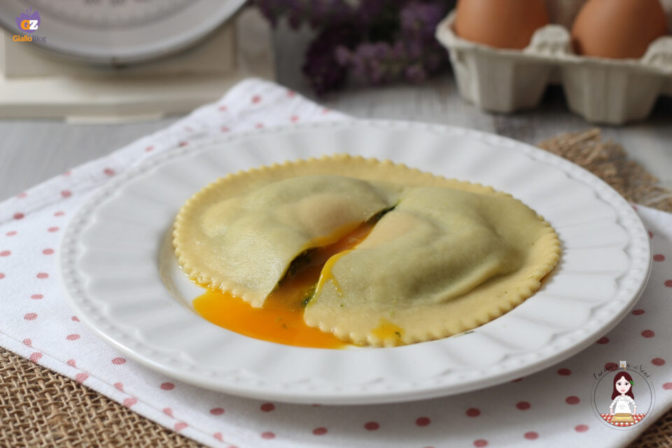 Raviolo con tuorlo fondente