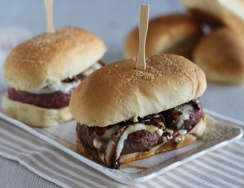 Ricetta hamburger con cipolle caramellate e salsa allo yogurt