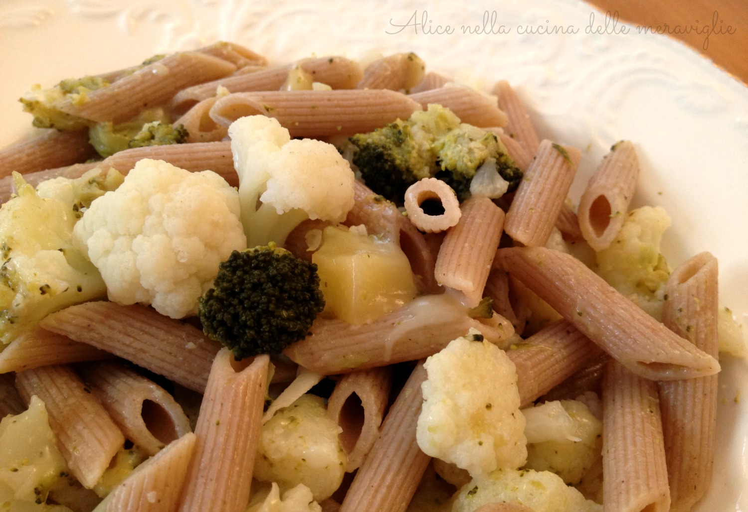 Pasta con cavolfiore, broccoli e formaggio nostrano Ricetta primo piatto vegetariano Alice nella cucina delle meraviglie