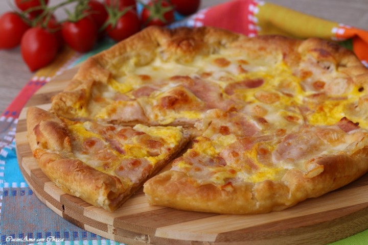 Torta di sfoglia con prosciutto e mozzarella