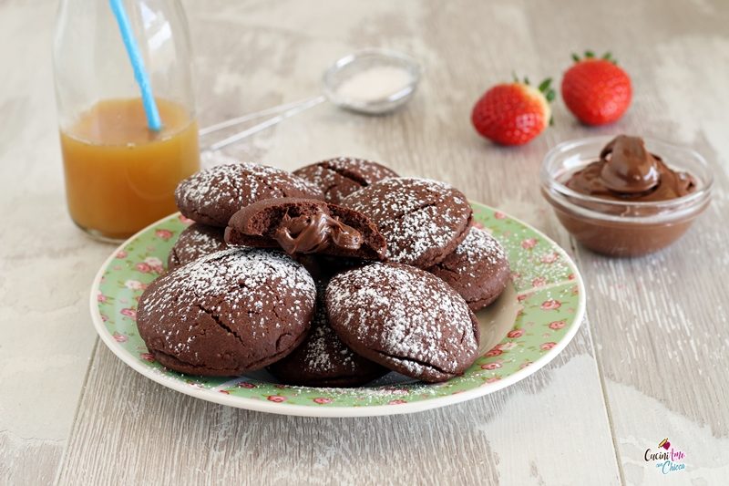 Biscotti al cacao ripieni di Nutella