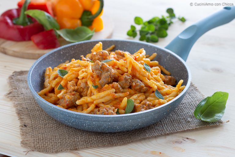 Pasta con crema di peperoni e salsiccia - CuciniAmo con Chicca