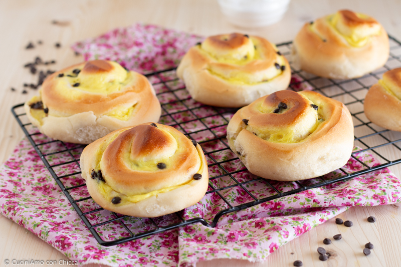 Brioche girella con crema e cioccolato