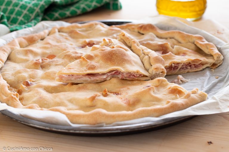 FOCACCIA CON STRACCHINO E PROSCIUTTO Ricetta gustosa CuciniAmo con Chicca