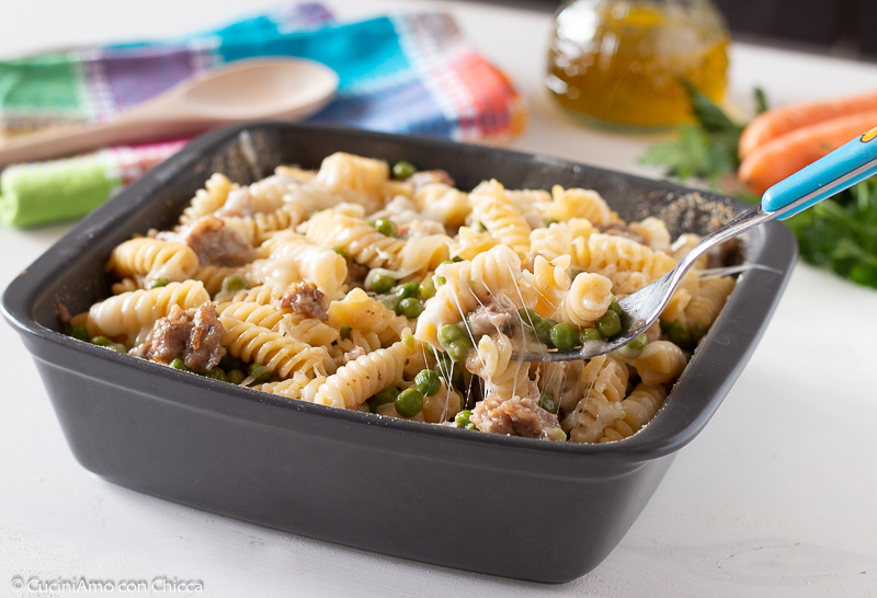 PASTA CON SALSICCIA E PISELLI AL FORNO