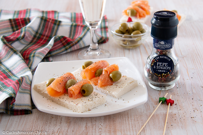 TARTINE AL SALMONE E OLIVE