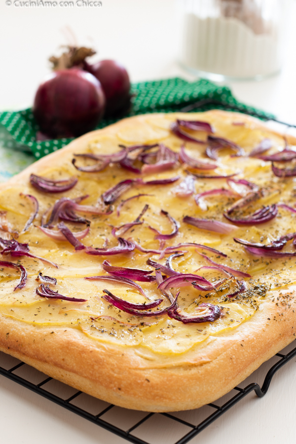 FOCACCIA CON PATATE E CIPOLLA
