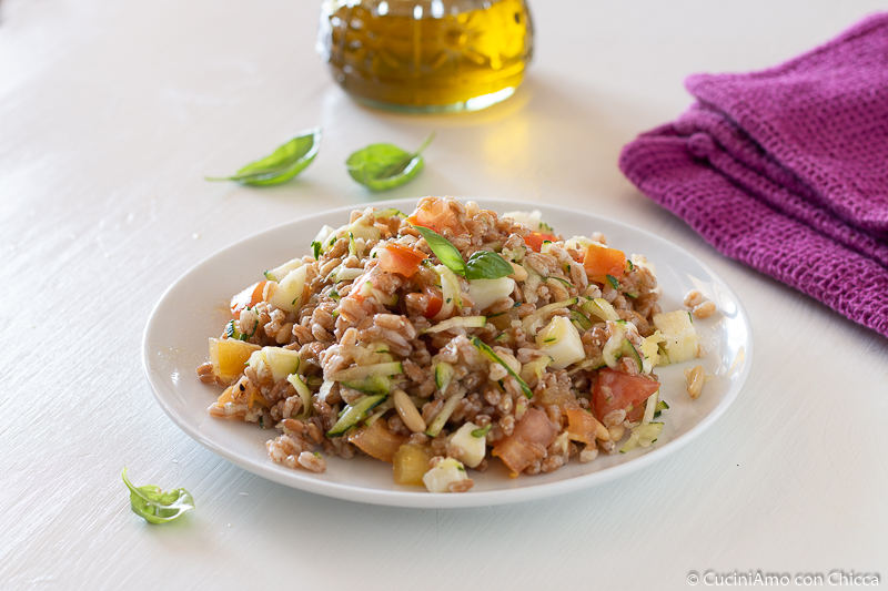 INSALATA DI FARRO CON ZUCCHINE E POMODORI