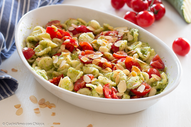 PASTA CON PESTO DI ZUCCHINE E MANDORLE