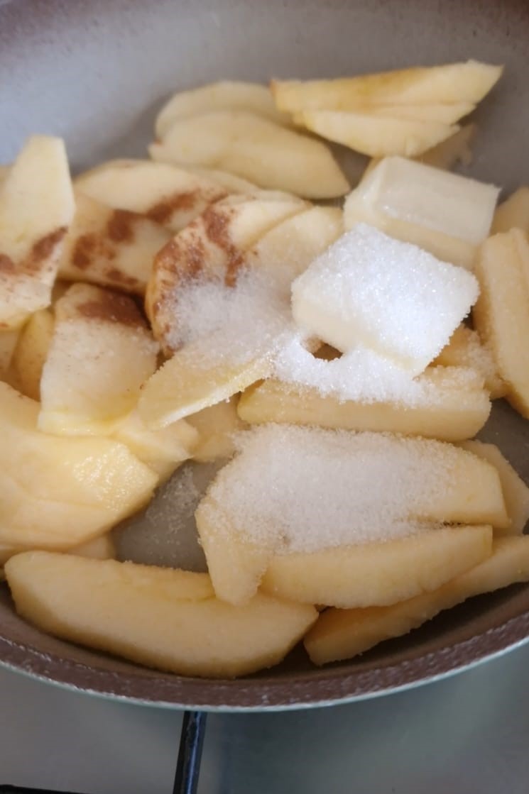 aggiungete burro, zucchero, acqua e cannella 