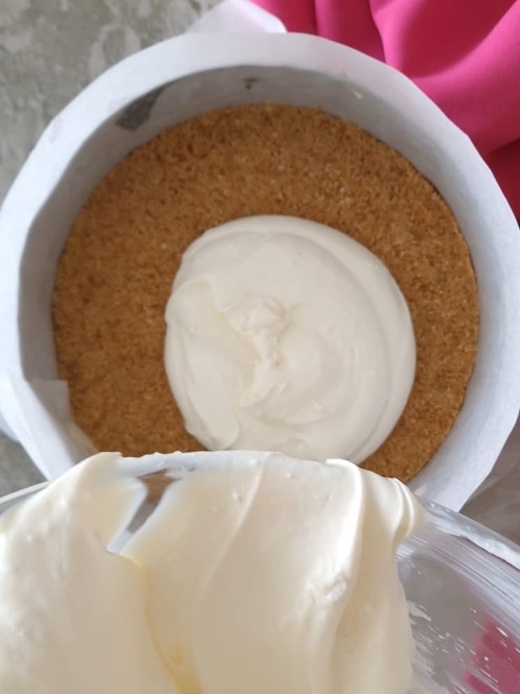 versate la crema sulla base biscotto