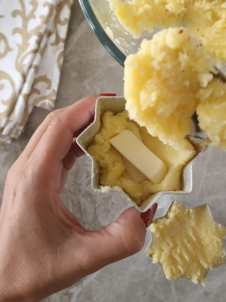 inserite un pezzetto di formaggio all'interno dei pandorini