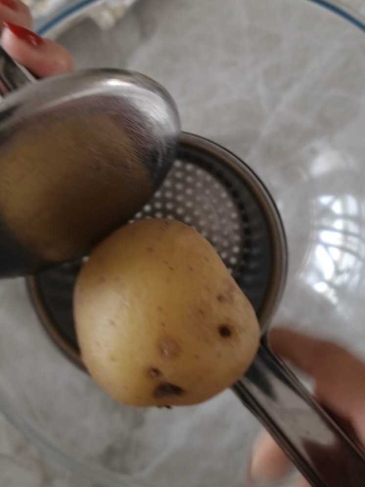 fate bollire le patate e schiacciatele