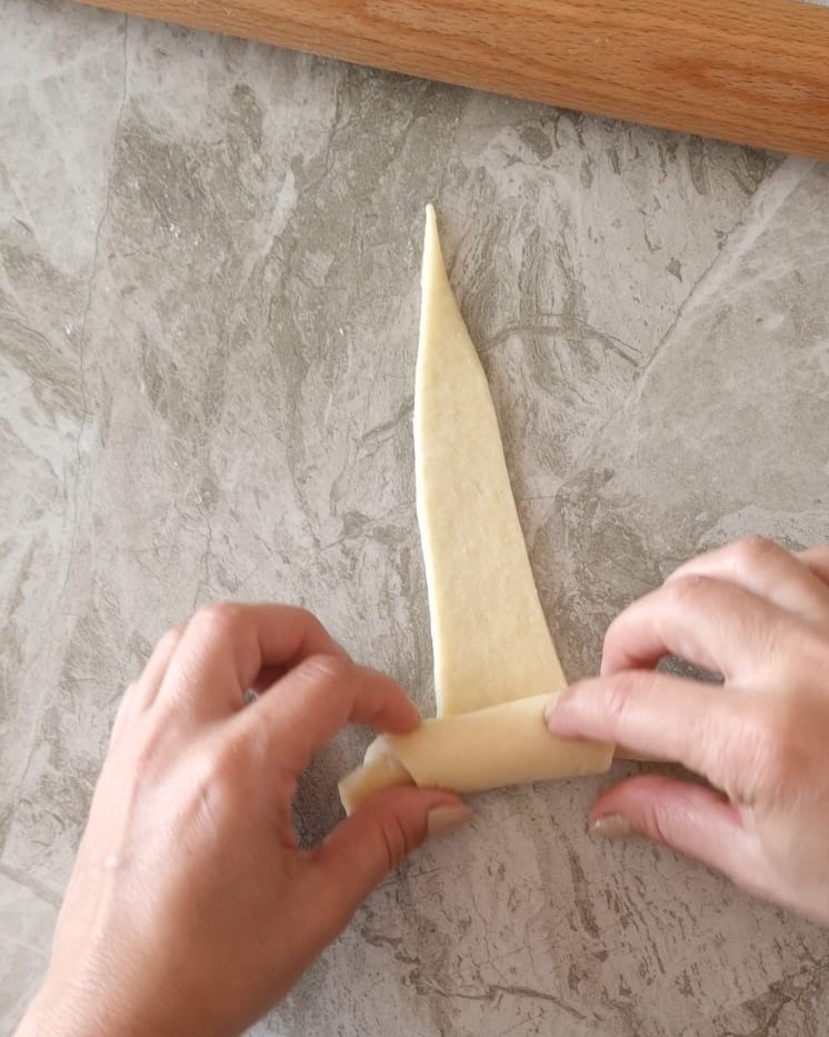 formate dei triangoli e arrotolateli
