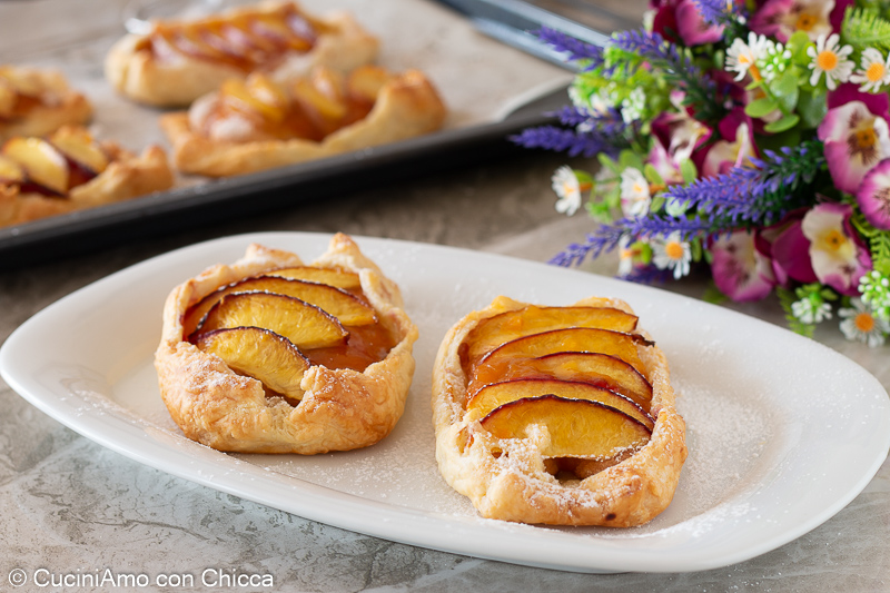 Sfogliatine dolci di pesche