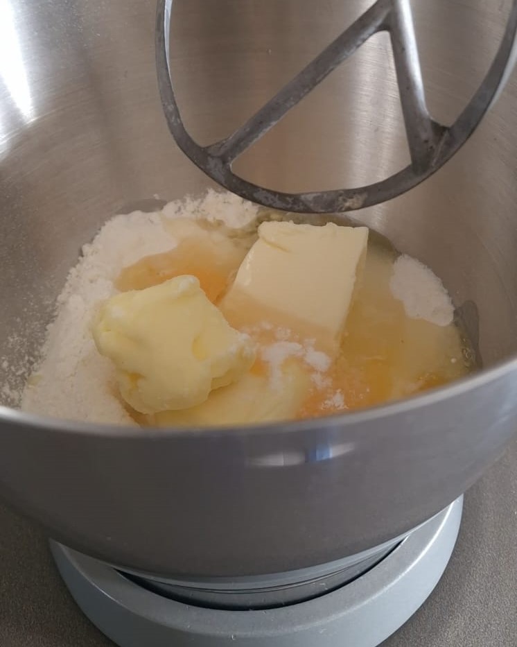 farina, zucchero, lievito per dolci, vanillina, uova e burro.