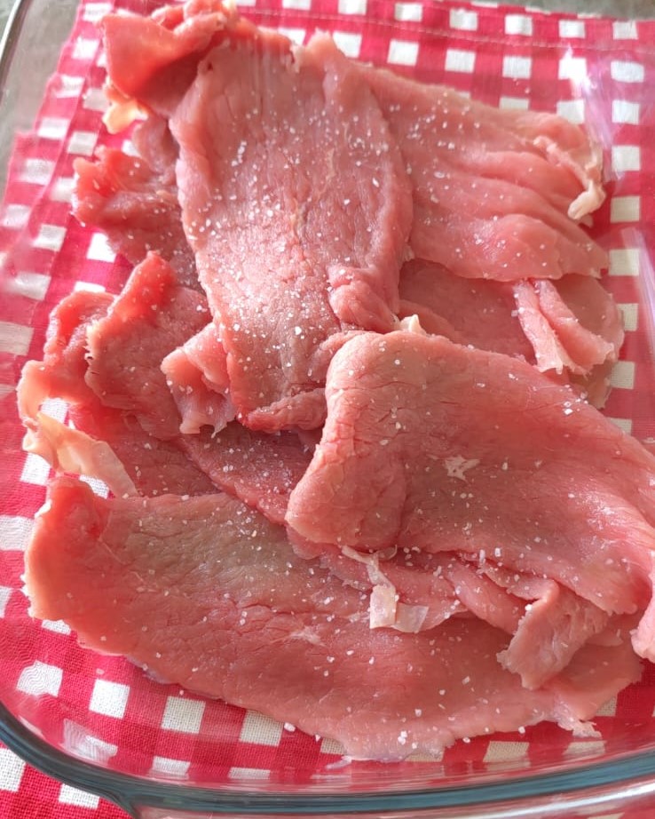 disponete la carne sulla teglia e salate