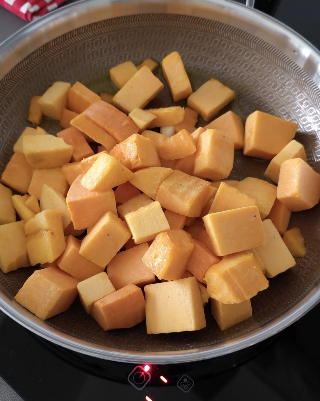 tagliate la zucca a cubetti