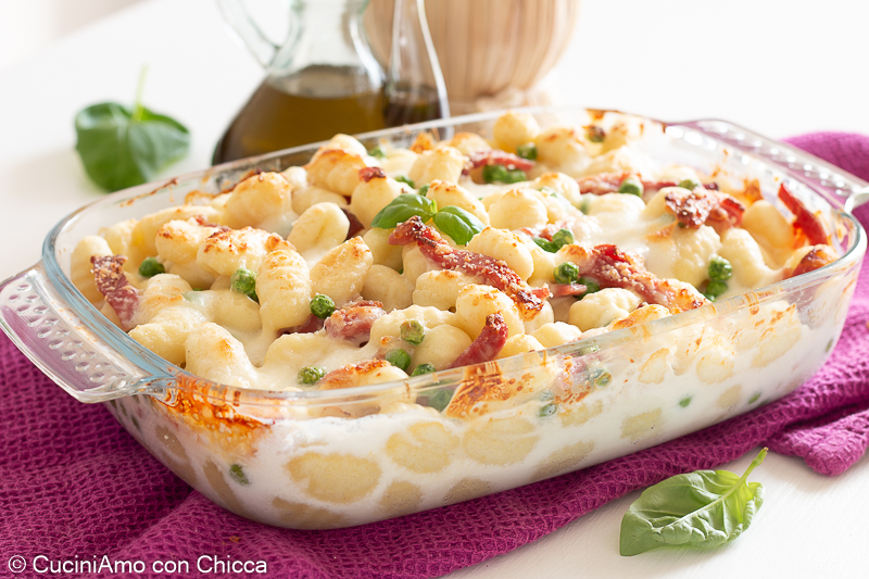 Gnocchi al forno con speck e piselli