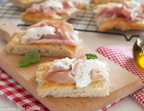 Focaccia con stracciatella e crudo