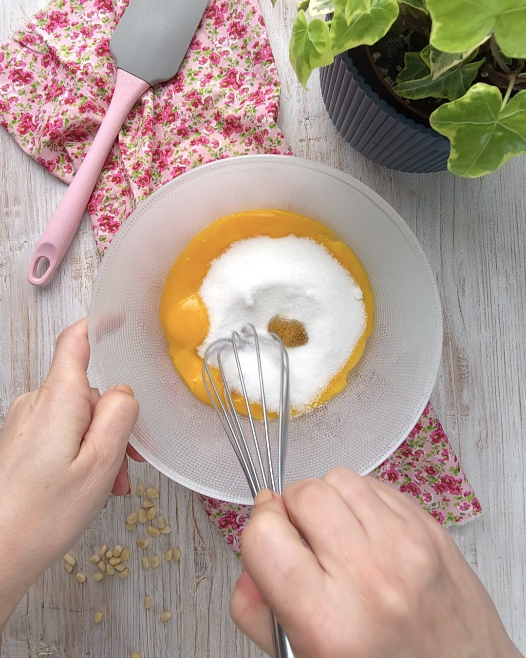 sbattete i tuorli con lo zucchero