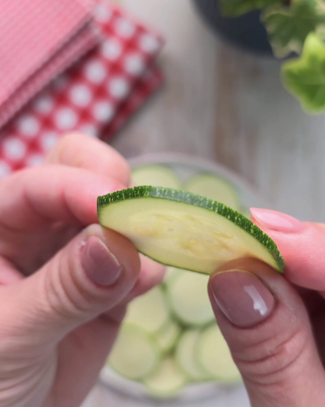 tagliate le zucchine a fettine sottilissime